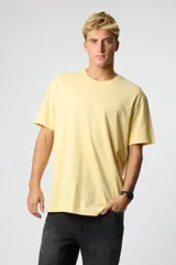 Remera de manga corta color amarillo con logo pequeño bordado en el pecho.