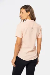 Camisa de lino de manga corta con cuello camisero, cierre frontal de medio botón con botones metálicos personalizados y dos bolsillos en el pecho.