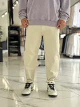 Pantalón jean slouchy negro con efecto deslavado, corte holgado y diseño de tiro medio.