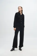 Pantalón de terciopelo rib lurex color gris, de corte recto y holgado, con detalle de volados en el ruedo.