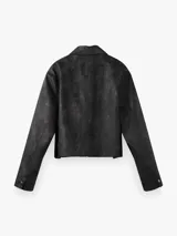 Campera de cuero sintético efecto gamuzado, color negro, con cuello camisero y cierre frontal metálico.