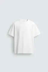 Camiseta de corte regular, con cuello redondo y manga corta, confeccionada en tejido de peso medio.