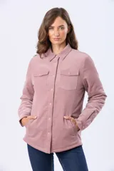 Campera de pana color rosado con interior de corderito sintético. Cuenta con cierre frontal de botones metálicos, cuello camisero, bolsillos con solapa en el pecho y mangas largas.