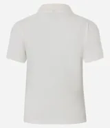 Polo de manga corta confeccionado en tejido rib de algodón con elastano. Presenta cuello tradicional con cierre de botones y detalle de línea blanca en los hombros.