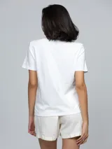 Remera de manga corta Calvin Klein Jeans, confeccionada en algodón regenerativo. Presenta cuello redondo y un estampado frontal con el logotipo de la marca.