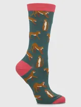 Par de medias de largo medio color verde petróleo con estampado de felinos en tonos marrones y crema. Presentan puño, talón y puntera en color rosa.