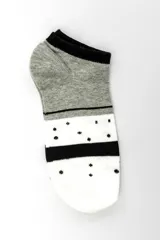 Pack de tres pares de medias cortas tipo ankle con diseños estampados en tonos negro, gris y blanco.