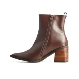 Bota tipo Chelsea de cuero marrón con paneles laterales elásticos, punta fina y taco cuadrado con efecto madera.