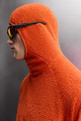 Sudadera de corte regular fit confeccionada en tejido polar con textura efecto pelo. Presenta cuello subido con capucha integrada, manga larga ranglán y acabados con cinta elástica. El bajo es asimétrico, siendo más largo en la parte posterior.