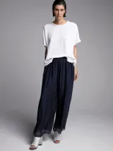 Pantalón palazzo azul marino de seda con cintura elastizada.