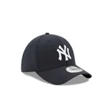 Gorra New Era modelo 39Thirty de los New York Yankees, color azul marino con logo bordado en blanco en el frente.