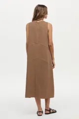 Vestido midi de corte recto y color marrón camel, con cuello redondo, sin mangas y costuras pespuntadas visibles con diseño geométrico en el frente.