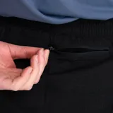 Short deportivo negro marca Merrell, con cintura elástica ajustable, bolsillos laterales con cierre y logo estampado en la pierna izquierda.