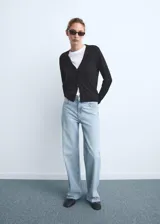 Pantalón de jean estilo wide leg con tiro alto, cinco bolsillos, trabillas para cinturón y bajo deshilachado.