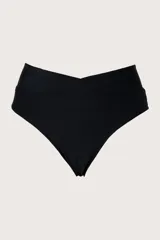 Calzón de bikini negro con talle semi alto y faja cruzada al frente y atrás.