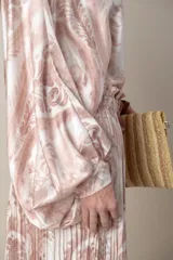 Camisa italiana de satén de seda estampada en blanco y celeste. Tiene mangas murciélago y cuello clásico.