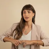 Conjunto de collar y dije en plata 925. El dije presenta un diseño estilizado en forma de hoja o gota, compuesto por dos estructuras entrelazadas, una de ellas con acabado brillante y la otra con textura sutil.