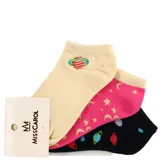 Pack de tres pares de medias de algodón de corte bajo, con puño acanalado y talón reforzado. Un par color crema con un planeta bordado, un par rosa con estrellas y lunas estampadas, y un par negro con planetas estampados.