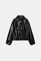 Chaqueta bomber de efecto piel con cuello solapa, cierre frontal de cremallera metálica, bolsillos laterales de vivo y bajo y puños con elástico.