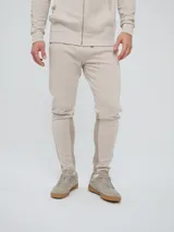 Pantalón jogger deportivo Umbro color beige, de corte entallado y diseño liso.