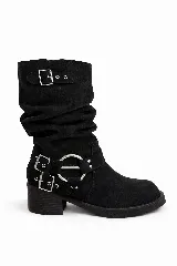 Bota de caña media confeccionada en gamuza negra, con diseño estilo biker. Presenta una correa decorativa en el tobillo con hebillas metálicas y una argolla grande plateada, además de una correa superior con hebilla en la parte alta de la caña. Cuenta con taco cuadrado bajo y suela de goma.