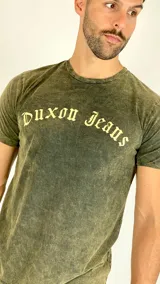 Remera de algodón con efecto lavado, color verde musgo, con cuello redondo, mangas cortas y estampa frontal con el texto Duxon Jeans en tipografía gótica.