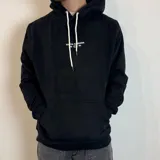 Canguro color caqui con capucha y cordón ajustable. Estampado en la espalda con la frase "The essence of living life fully and energetically", el logo "vibrant journeys", la frase "live for the present" y una cita de Santa Barbara.