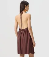 Enterito corto de viscosa color salmón con diseño de cuello halter, espalda abierta y caída fluida.