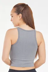 Musculosa corta rosa de tela rib con cuello a la base y espalda alta.