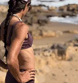 Conjunto de bikini marrón chocolate en tejido de canalé. El corpiño es tipo balconette con aro y almohadillas extraíbles, tiras anchas y gancho multiposición. La bombacha es de cintura alta con cinturón y hebilla a tono.