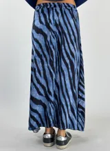 Pollera larga con estampado de cebra en tonos grises y negros.