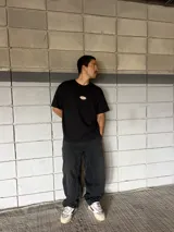 Remera negra de corte boxy con parche bordado en el pecho.