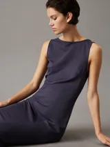 Vestido largo de punto milano color azul con cuello barco y panel trasero recortado.