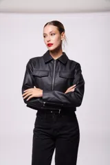 Campera negra de cuero sintético con cierre frontal y bolsillos con cierre en el pecho y en las mangas.