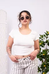 Remera básica de morley color blanco, de corte ajustado y manga corta.