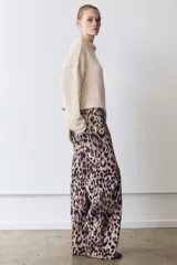 Jeans de tiro medio con diseño de cinco bolsillos, cierre frontal con cremallera y botón, y cintura con trabillas. Presenta un corte recto y largo completo con estampado animal print.