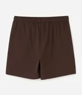 Bermuda deportiva de corte corto, color marrón oscuro, confeccionada en tejido técnico liviano y de secado rápido. Cuenta con cintura elástica con cordón de ajuste y bolsillos laterales con detalle de vivo contrastante.