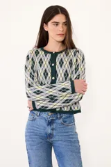 Saco de punto con diseño de rombos en tonos verde, amarillo y gris. Presenta cuello redondo, cierre frontal con botones y dos bolsillos delanteros con terminaciones en contraste.