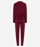 Pijama de dos piezas confeccionado en plush con textura acanalada y estampado de corazones en relieve. Incluye una blusa de cuello redondo con mangas largas y puños ajustados, y un pantalón con cintura elástica y puños en el ruedo.