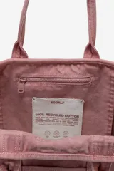 Bolso tipo tote bag Ecoalf modelo Palms Medium, confeccionado en 100% algodón reciclado con acabado garment dyed de color rosado. Cuenta con doble asa de hombro, bolsillo frontal abierto con el logo de la marca bordado y diseño amplio y funcional.