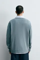 Jersey de corte relajado confeccionado en hilatura de algodón con efecto lavado. Presenta cuello redondo, manga larga y acabados en rib en cuello, puños y bajo.