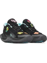 Championes de básquetbol Under Armour modelo Jet 25, color negro con detalles en celeste. Presentan una parte superior de materiales mixtos, cuello acolchado para mayor sujeción y entresuela Micro G para una pisada reactiva. Incluyen parches extraíbles con velcro para personalizar el diseño.