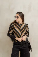Sweater de punto jacquard con diseño de chevron en tonos celeste y marrón. Presenta cuello redondo, corte holgado y mangas largas con hombros abullonados.