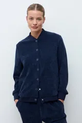 Campera tipo bomber de tejido acanalado en color azul marino, con cuello redondo, cierre frontal con botones a presión y puños elásticos.