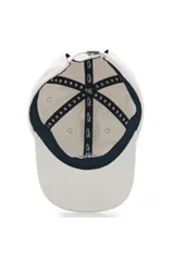 Gorra beige con visera curva y cierre ajustable en la parte trasera, con parche bordado del logotipo de un pingüino en el panel frontal.