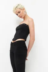 Pantalón oxford gris elastizado de tiro bajo.