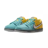 Championes Nike SB Dunk Low Pro, diseño bicolor en tonos amarillo y celeste con detalles iridiscentes en el swoosh y la franja trasera, entresuela gris y suela a tono.