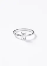 Anillo de plata 925 con una zirconia central de corte rectangular y pequeños cristales incrustados en los laterales del aro.