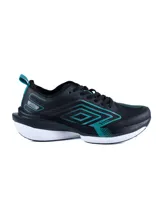 Championes deportivos Umbro modelo Spin Lock, color negro con detalles en verde azulado. Presentan un diseño aerodinámico con malla transpirable, refuerzos sintéticos y una suela de plataforma blanca con amortiguación.