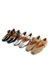 Zapato bajo de gamuza color beige con correa sobre el empeine y hebilla dorada.